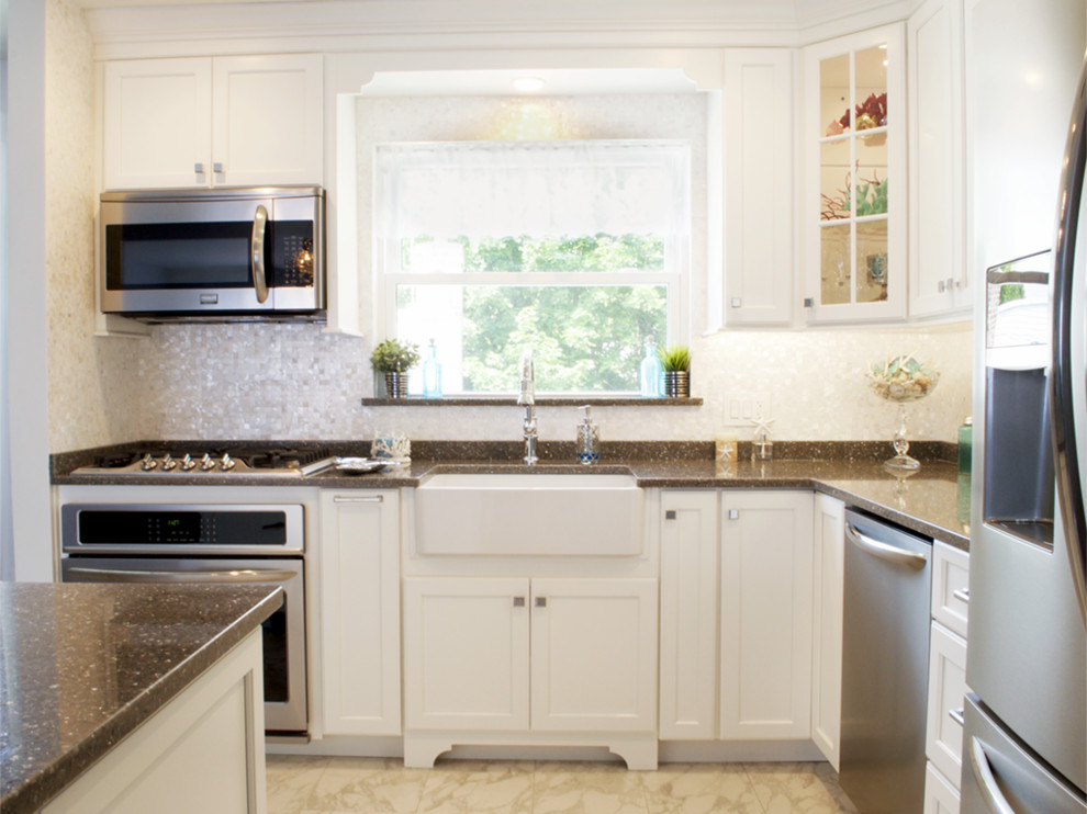 Bild på ett mellanstort vintage l-kök, med en rustik diskho, vita skåp, bänkskiva i kvartsit, flerfärgad stänkskydd, rostfria vitvaror, en köksö och skåp i shakerstil