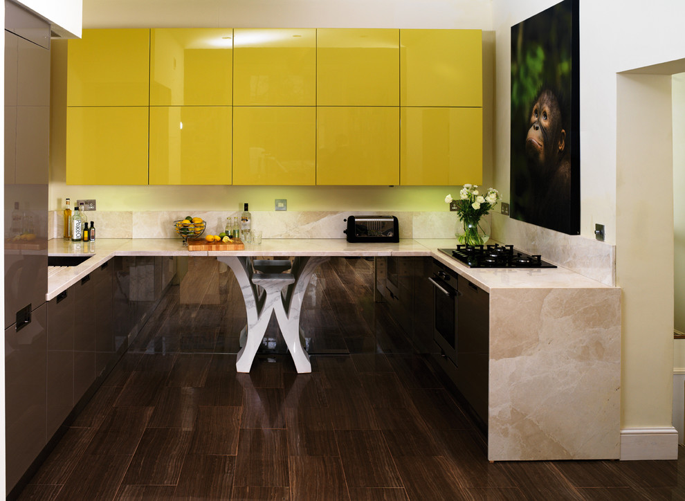 Moderne Küche ohne Insel in U-Form mit flächenbündigen Schrankfronten, gelben Schränken, Elektrogeräten mit Frontblende und dunklem Holzboden in London