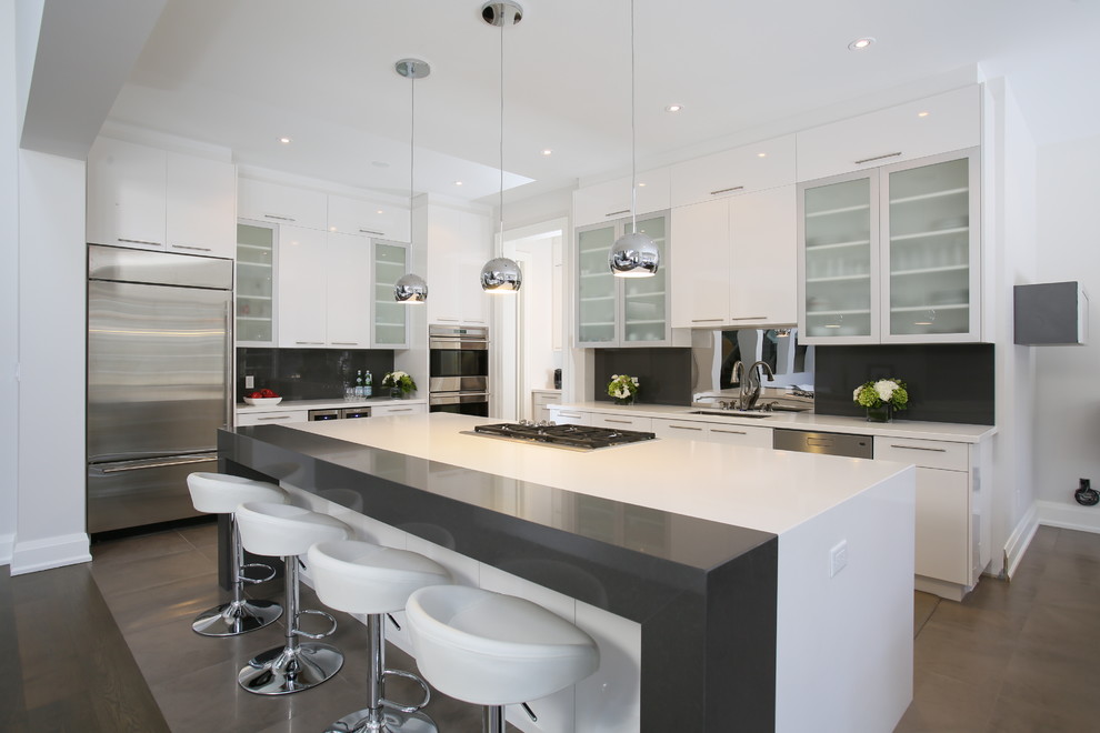 Moderne Küche in L-Form mit flächenbündigen Schrankfronten, weißen Schränken, Küchenrückwand in Schwarz, Küchengeräten aus Edelstahl und Kücheninsel in Toronto