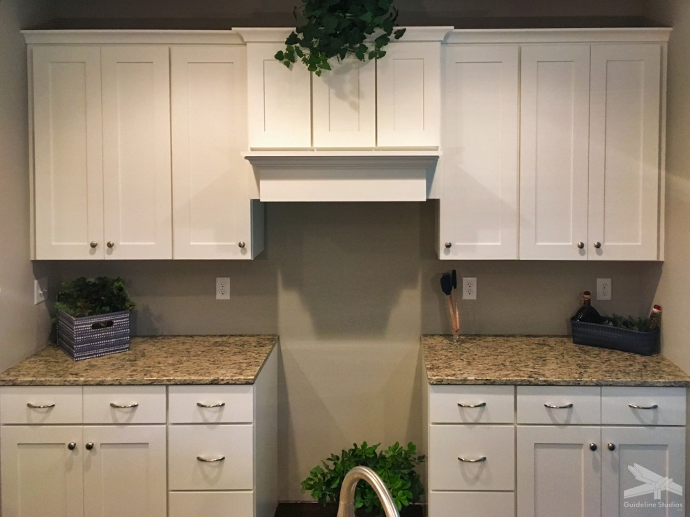 Esempio di una cucina classica di medie dimensioni con ante in stile shaker, ante bianche, top in granito e top beige