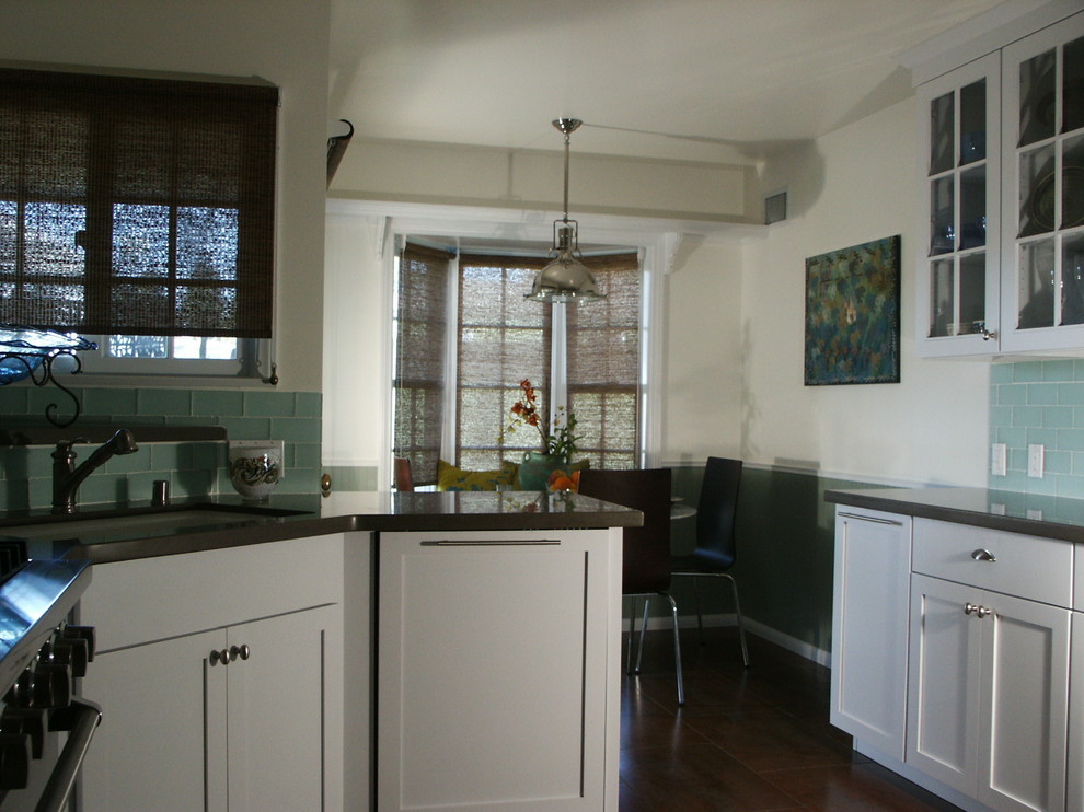 Idéer för att renovera ett mellanstort eklektiskt kök, med en undermonterad diskho, skåp i shakerstil, vita skåp, bänkskiva i kvarts, grönt stänkskydd, stänkskydd i glaskakel, vita vitvaror och klinkergolv i porslin