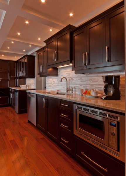 Offene, Mittelgroße Moderne Küche in L-Form mit Schrankfronten im Shaker-Stil, dunklen Holzschränken, Küchenrückwand in Beige, Rückwand aus Stäbchenfliesen, Küchengeräten aus Edelstahl, dunklem Holzboden und Kücheninsel in Vancouver