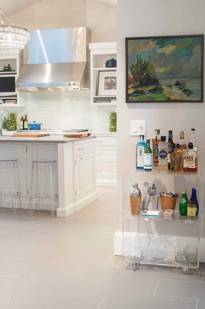Foto på ett stort maritimt kök, med en undermonterad diskho, skåp i shakerstil, vita skåp, bänkskiva i kvarts, vitt stänkskydd, rostfria vitvaror, klinkergolv i keramik och en köksö