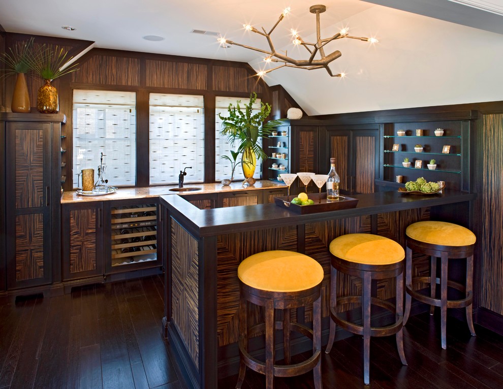 Пример оригинального дизайна: кухня в современном стиле с врезной мойкой, фасадами в стиле шейкер, темными деревянными фасадами и деревянной столешницей