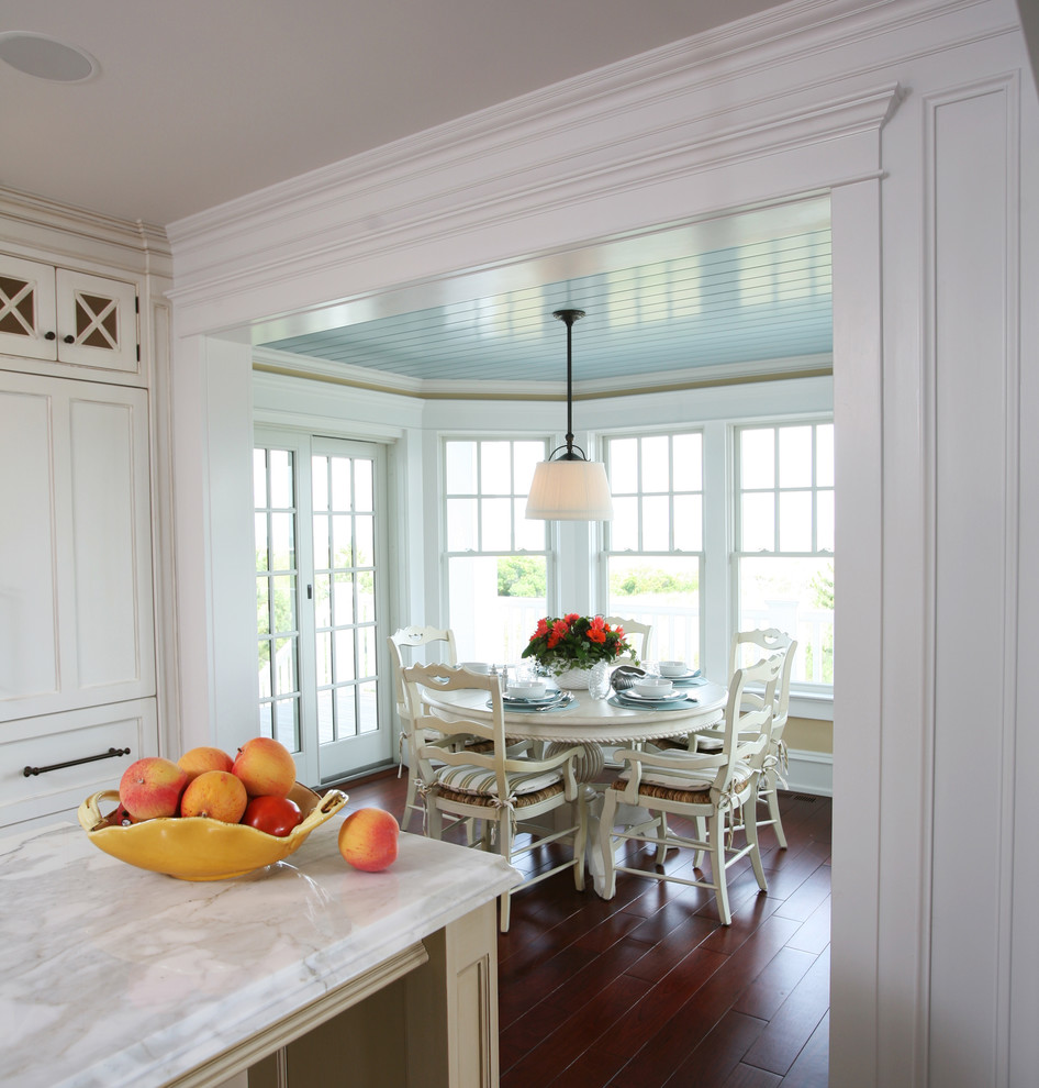 Источник вдохновения для домашнего уюта: кухня в морском стиле с обеденным столом, фасадами с утопленной филенкой и белыми фасадами