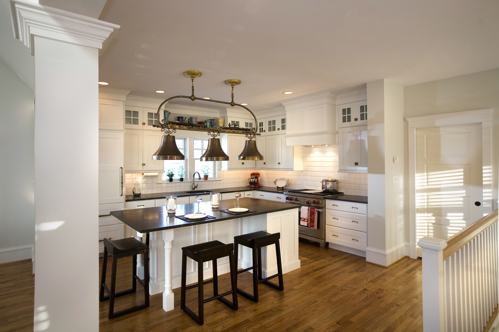 Foto de cocina marinera con armarios con paneles empotrados, puertas de armario blancas, salpicadero blanco y electrodomésticos de acero inoxidable