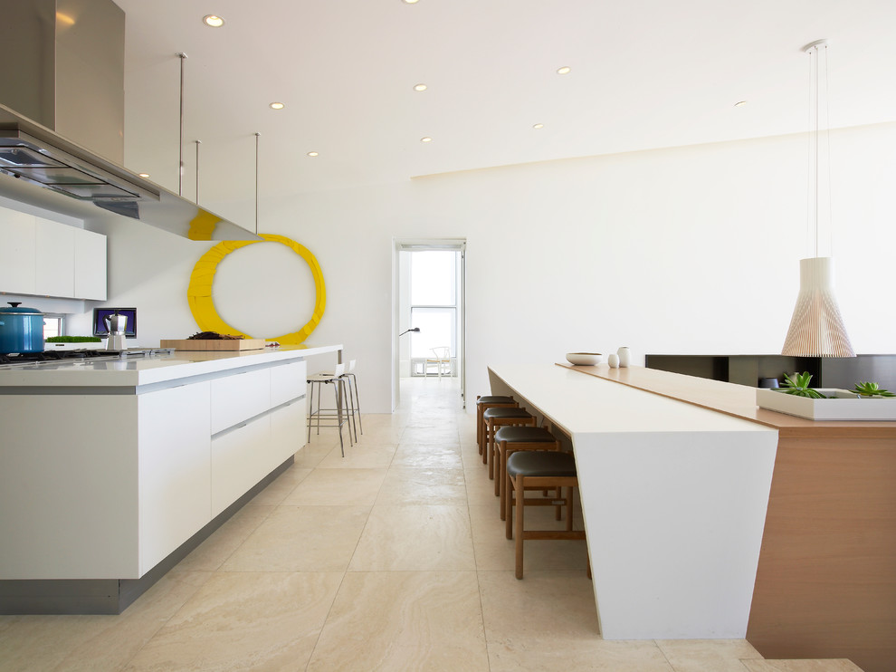 На фото: кухня в морском стиле с обеденным столом, плоскими фасадами и белыми фасадами