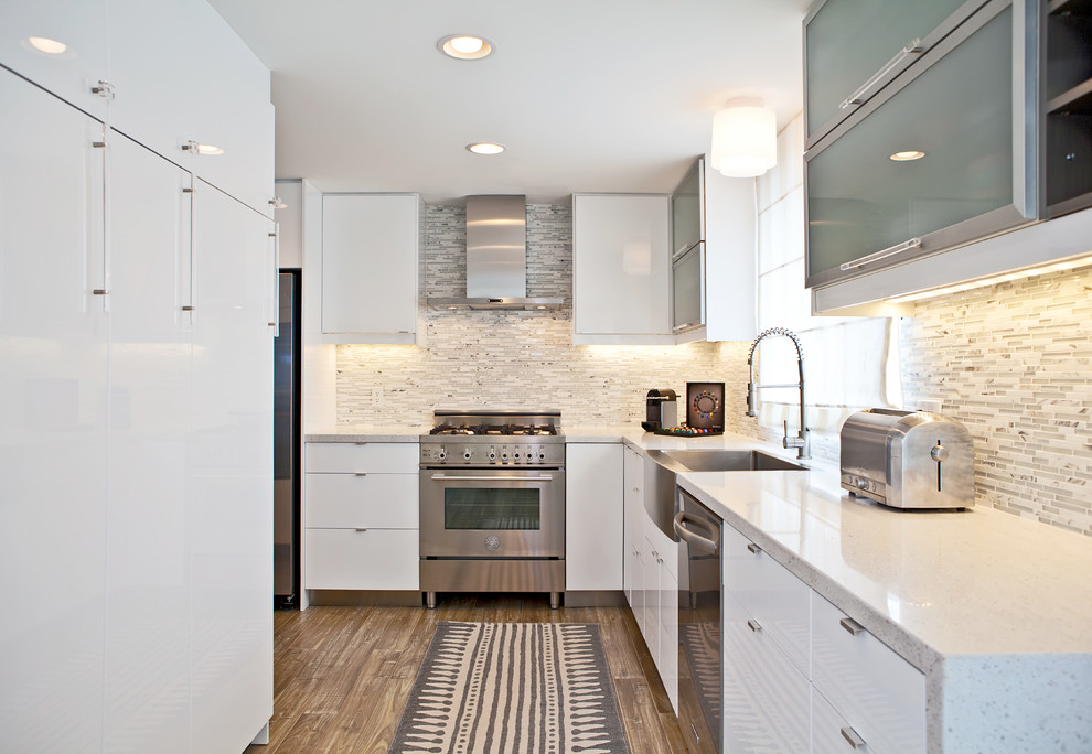 Eat-in kitchen - small contemporary l-shaped eat-in kitchen idea in Los Angeles with flat-panel cabinets, white cabinets, gray backsplash, stainless steel appliances and no island
