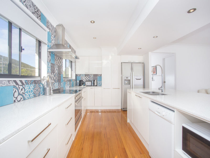 Example of a beach style kitchen design in Newcastle - Maitland