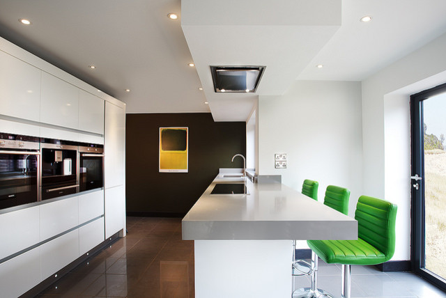 Esempio di una cucina stile marino con ante lisce, ante bianche, top in cemento, elettrodomestici neri, pavimento in cementine e pavimento grigio