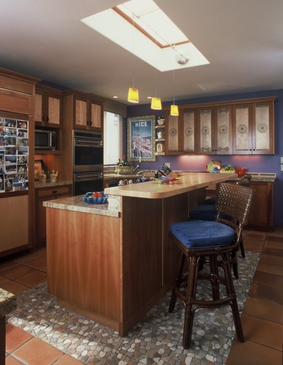 This is an example of a beach style kitchen in Los Angeles.