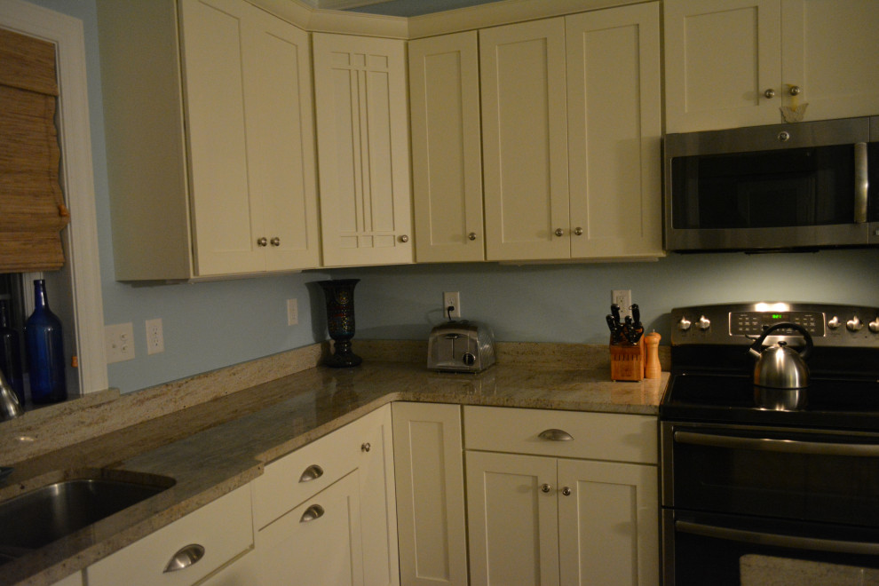 Immagine di una cucina tradizionale di medie dimensioni con lavello a doppia vasca, ante in stile shaker, ante beige, top in granito, elettrodomestici in acciaio inossidabile, pavimento in legno massello medio e top beige