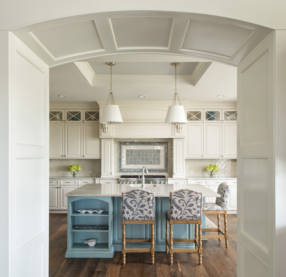 Foto på ett stort vintage kök och matrum, med marmorbänkskiva, beige stänkskydd, rostfria vitvaror, mörkt trägolv, en köksö och brunt golv