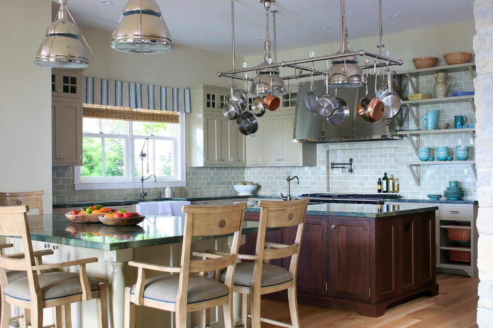 Foto di una cucina stile marino con lavello stile country, paraspruzzi verde, parquet chiaro, ante con riquadro incassato, ante verdi e top turchese