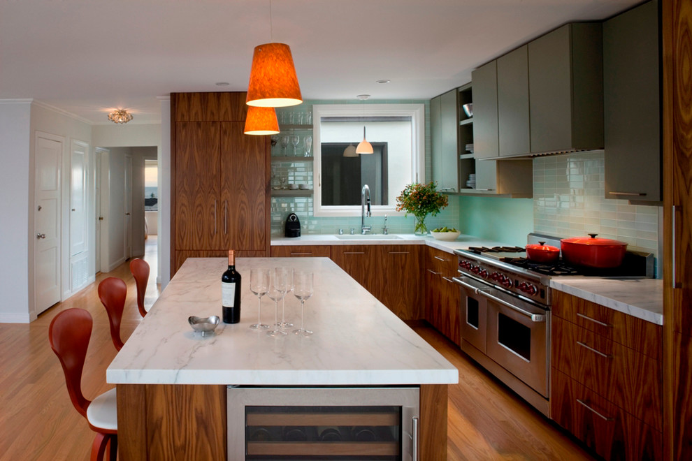 Moderne Küche mit flächenbündigen Schrankfronten, Rückwand aus Glasfliesen, dunklen Holzschränken und Marmor-Arbeitsplatte in San Francisco