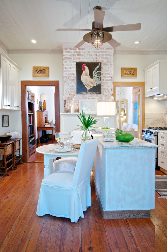 Geschlossene Maritime Küche mit weißen Schränken und braunem Holzboden in Jacksonville