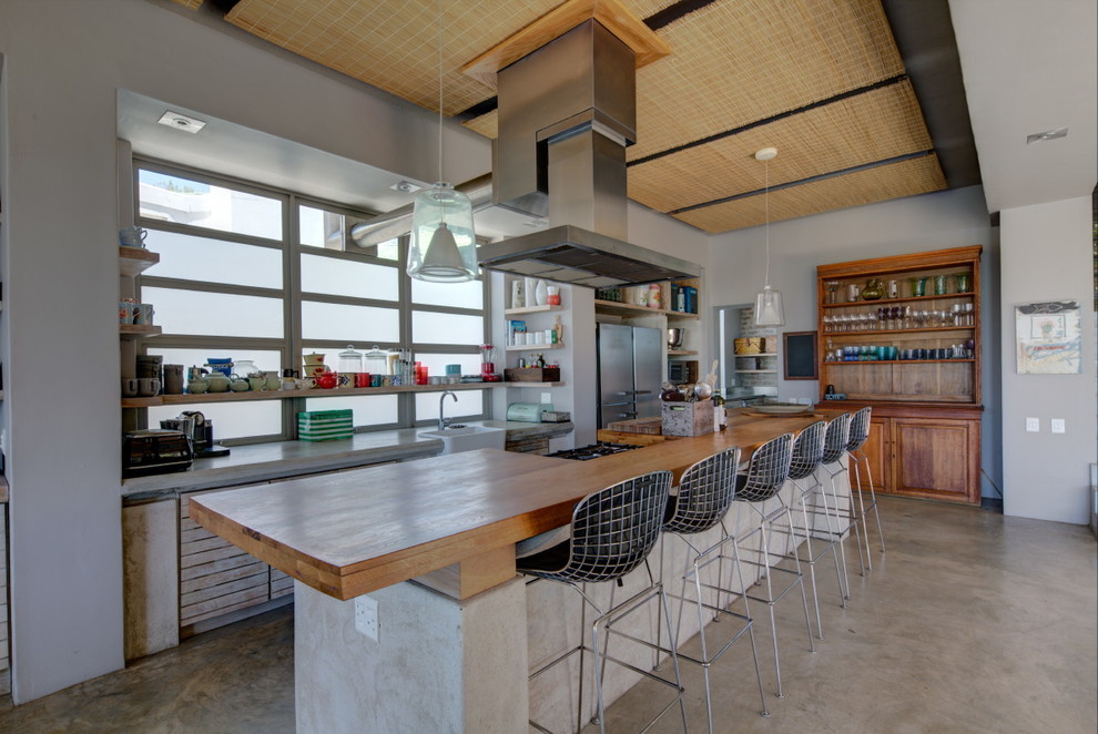 Immagine di una cucina parallela costiera con lavello stile country, nessun'anta e elettrodomestici in acciaio inossidabile