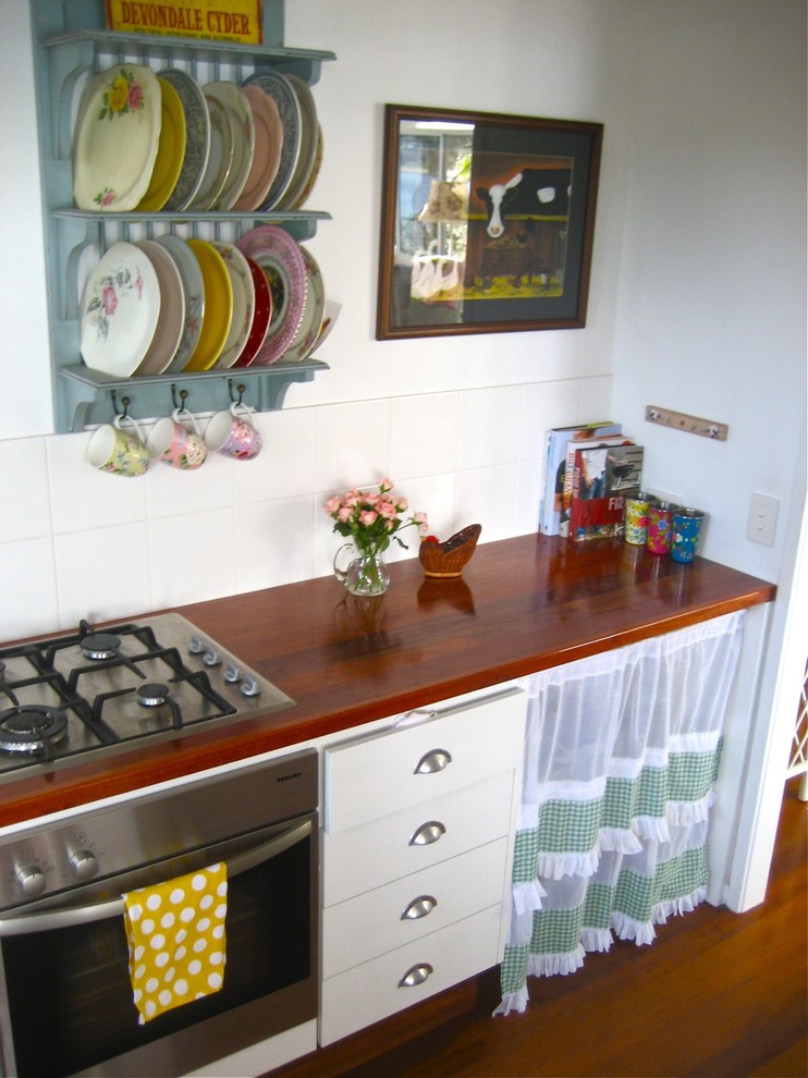 ブリスベンにあるエクレクティックスタイルのおしゃれなキッチン (シルバーの調理設備、木材カウンター) の写真
