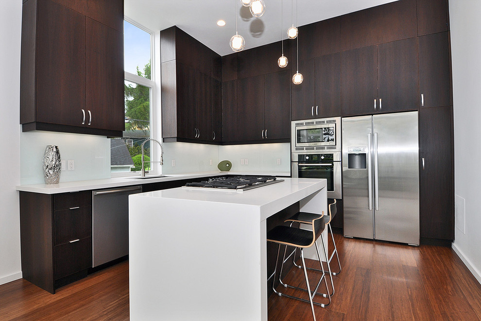 Inspiration for a contemporary kitchen in Vancouver.