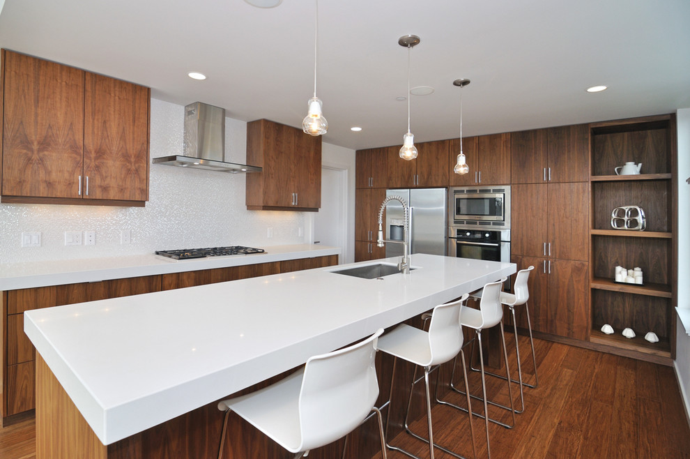 Moderne Küche mit Küchengeräten aus Edelstahl in Vancouver