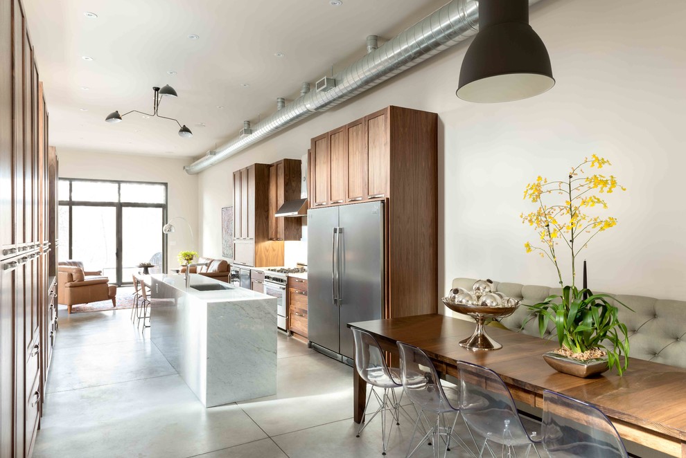 Идея дизайна: кухня-гостиная в современном стиле с врезной мойкой, фасадами цвета дерева среднего тона, техникой из нержавеющей стали и островом