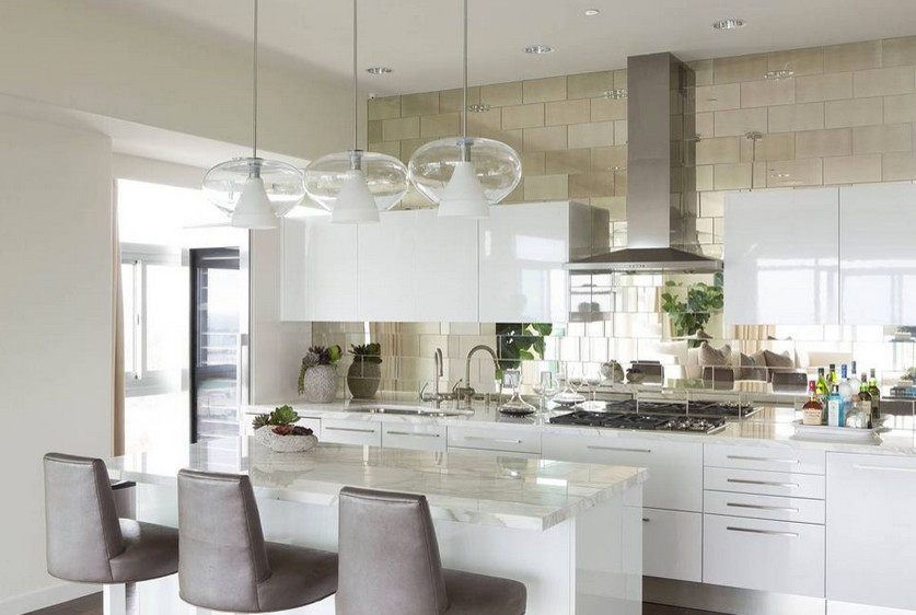 Bild på ett mellanstort funkis kök, med en undermonterad diskho, släta luckor, vita skåp, marmorbänkskiva, stänkskydd med metallisk yta, spegel som stänkskydd, rostfria vitvaror och mörkt trägolv