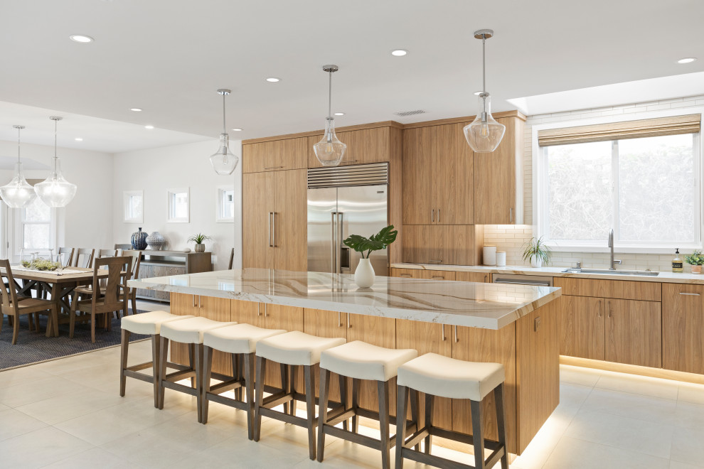 Moderne Wohnküche mit flächenbündigen Schrankfronten, hellen Holzschränken, Quarzwerkstein-Arbeitsplatte, Küchengeräten aus Edelstahl, Porzellan-Bodenfliesen, Kücheninsel, Unterbauwaschbecken, Küchenrückwand in Weiß, beigem Boden und bunter Arbeitsplatte in San Diego
