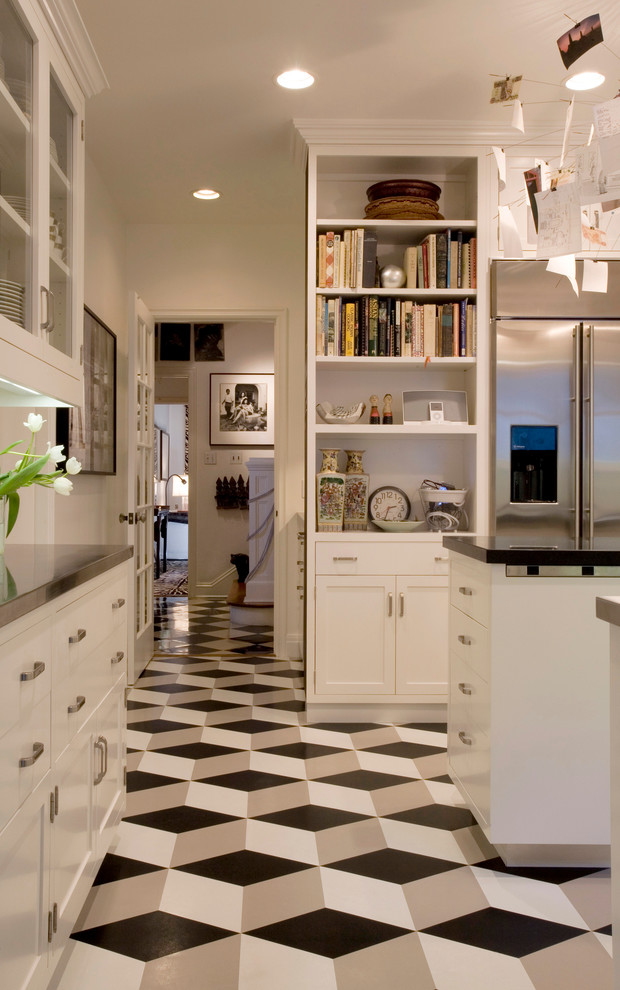 Imagen de cocina minimalista con armarios estilo shaker, electrodomésticos de acero inoxidable, suelo multicolor y con blanco y negro