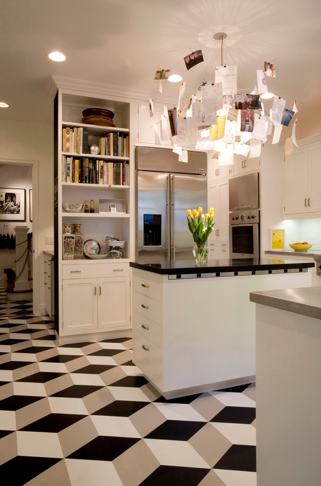 Идея дизайна: кухня в стиле модернизм с фасадами в стиле шейкер, техникой из нержавеющей стали и черно-белыми фасадами