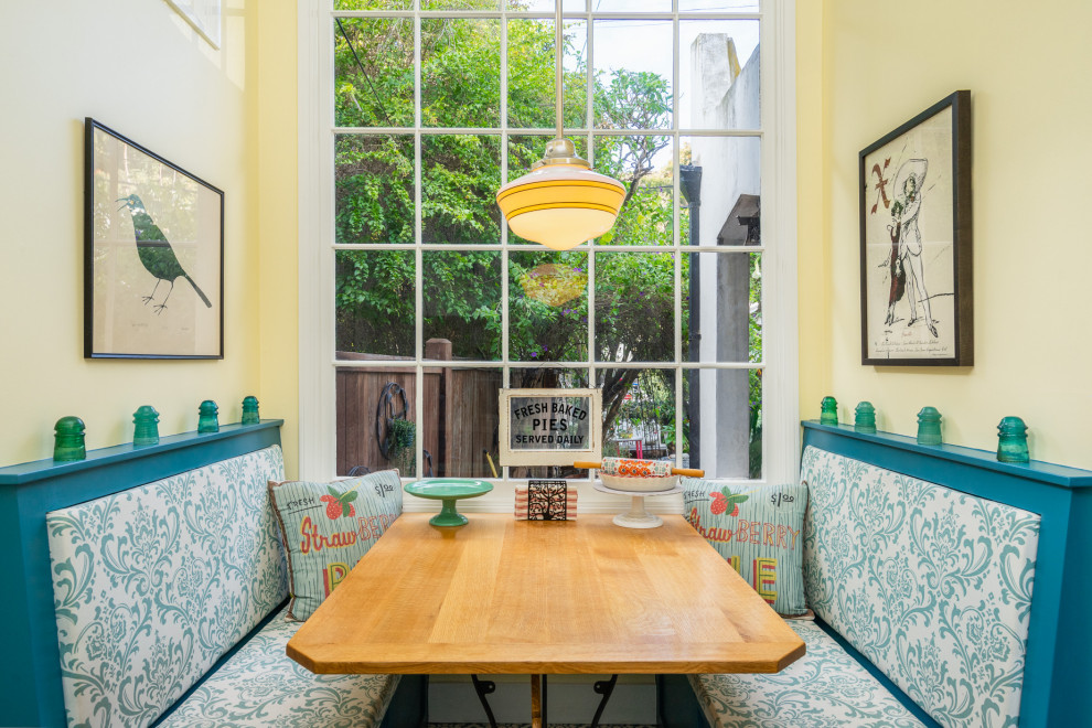Kleine Landhausstil Wohnküche mit blauem Boden in Los Angeles
