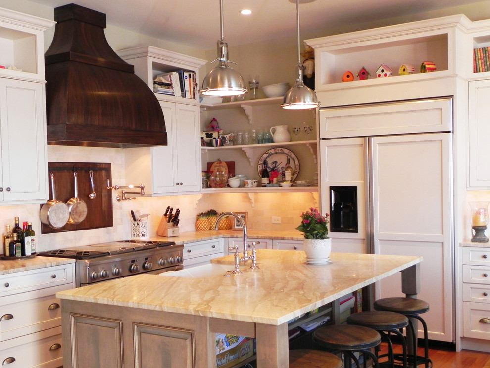 Foto på ett mellanstort vintage kök, med en rustik diskho, luckor med infälld panel, beige stänkskydd, stänkskydd i stenkakel, integrerade vitvaror, skåp i slitet trä, marmorbänkskiva, mörkt trägolv, en köksö och brunt golv