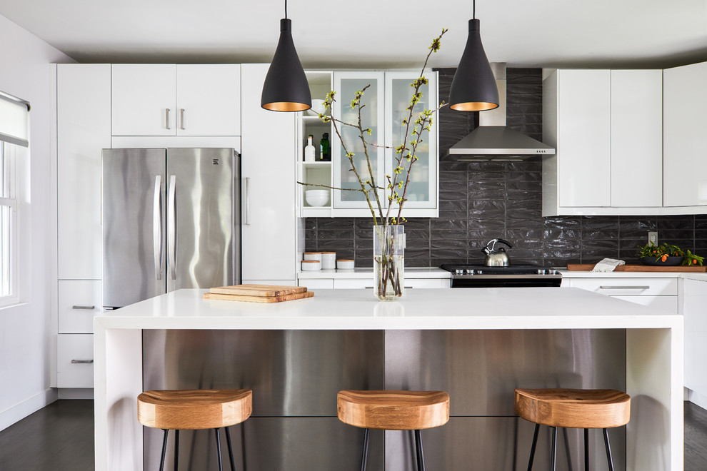 Moderne Küche in L-Form mit flächenbündigen Schrankfronten, weißen Schränken, Küchenrückwand in Grau, Küchengeräten aus Edelstahl, Kücheninsel, grauem Boden und weißer Arbeitsplatte in Los Angeles
