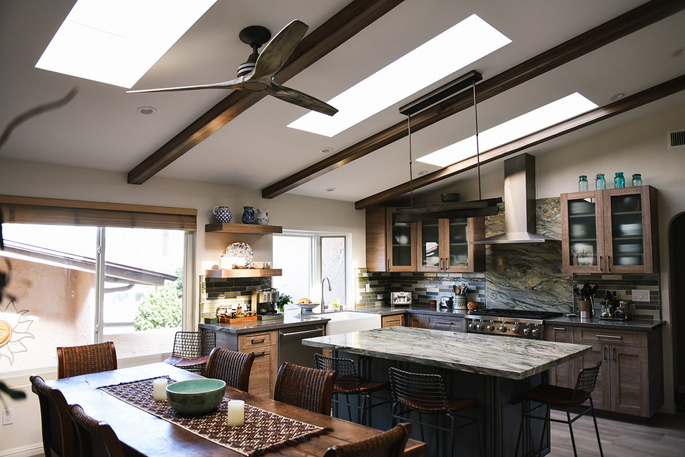 Foto di una cucina costiera di medie dimensioni con lavello stile country, ante in stile shaker, ante in legno scuro, top in granito, paraspruzzi blu, elettrodomestici in acciaio inossidabile e top multicolore
