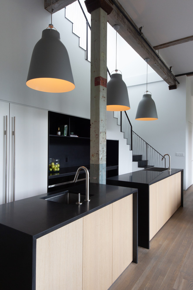 Idéer för att renovera ett mellanstort industriellt svart linjärt svart kök med öppen planlösning, med flera köksöar, mellanmörkt trägolv, en integrerad diskho, öppna hyllor, bänkskiva i koppar, rostfria vitvaror och brunt golv
