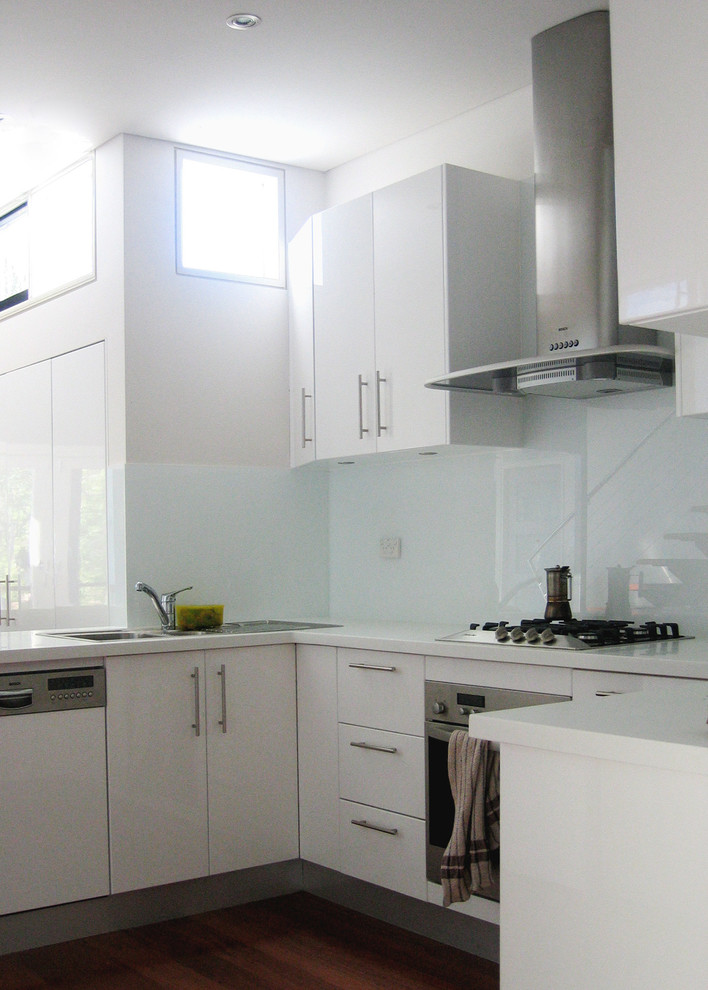 Exempel på ett modernt kök och matrum, med vitt stänkskydd