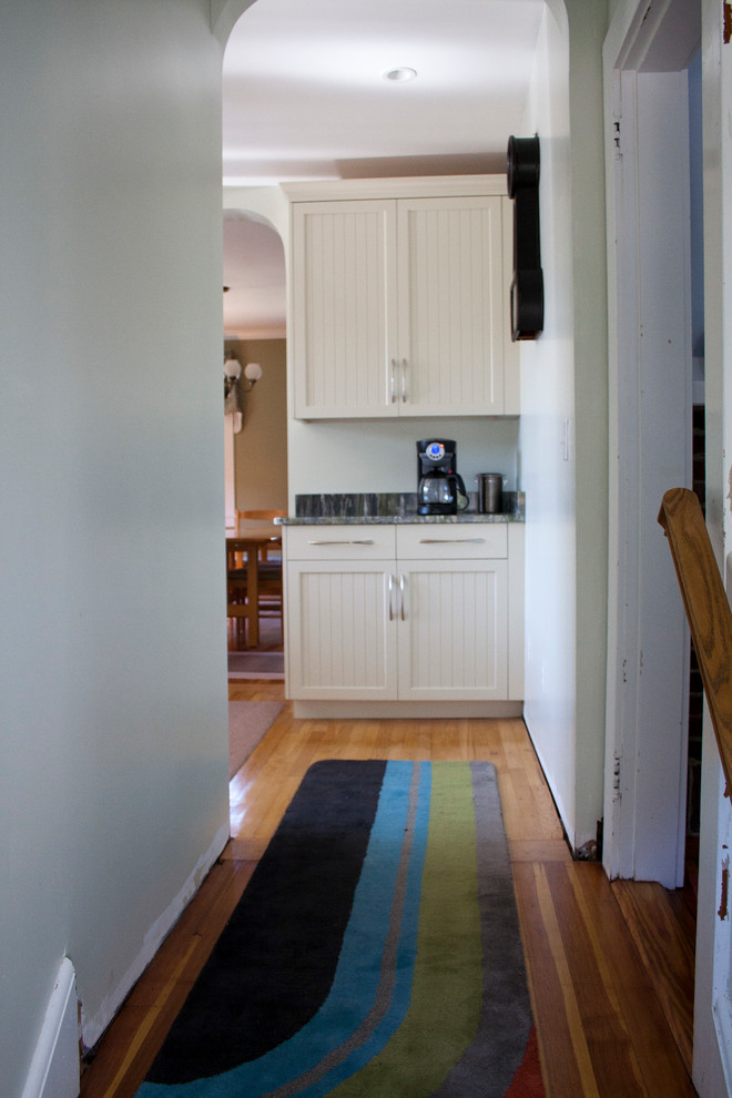Klassische Wohnküche in U-Form mit integriertem Waschbecken, Schrankfronten im Shaker-Stil, grünen Schränken, Granit-Arbeitsplatte, Küchenrückwand in Grün und Küchengeräten aus Edelstahl in Boston