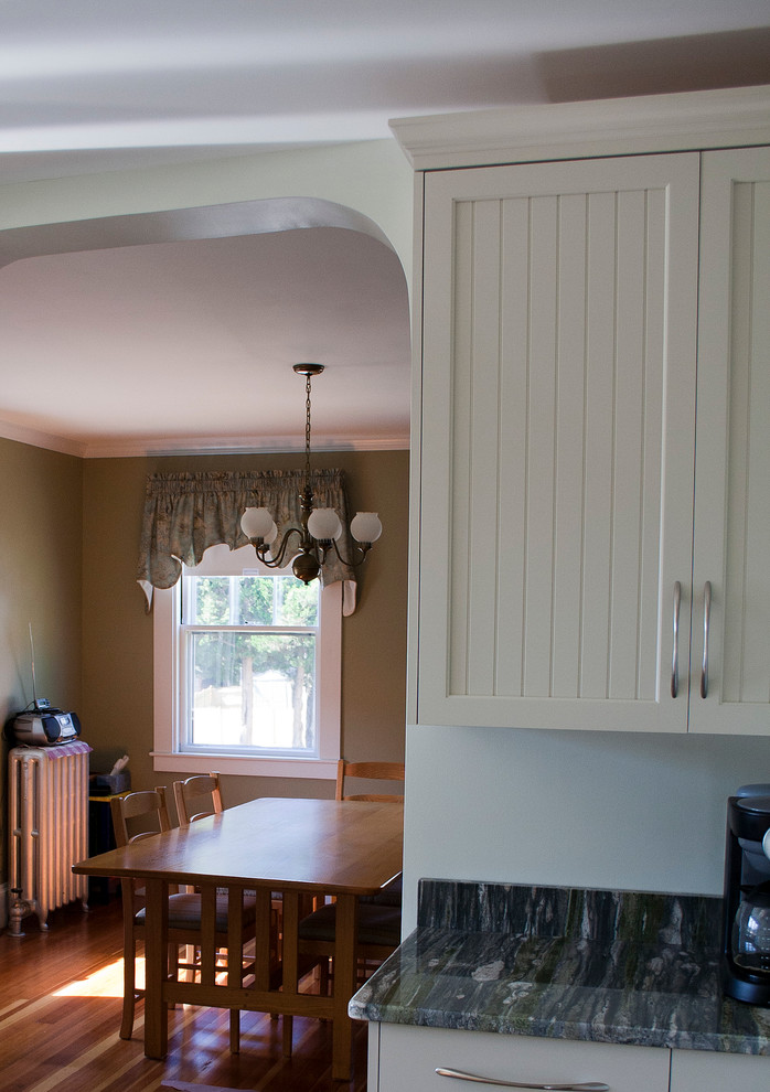 Foto di una cucina classica con lavello integrato, ante in stile shaker, ante verdi, top in granito, paraspruzzi verde e elettrodomestici in acciaio inossidabile
