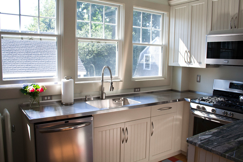 Esempio di una cucina classica con lavello integrato, ante in stile shaker, ante verdi, top in acciaio inossidabile, paraspruzzi verde e elettrodomestici in acciaio inossidabile