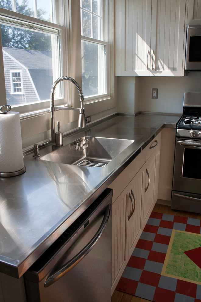 Klassische Wohnküche in U-Form mit integriertem Waschbecken, Schrankfronten im Shaker-Stil, grünen Schränken, Edelstahl-Arbeitsplatte, Küchenrückwand in Grün und Küchengeräten aus Edelstahl in Boston