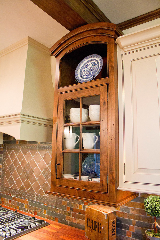 Exempel på ett stort klassiskt linjärt kök med öppen planlösning, med en rustik diskho, luckor med profilerade fronter, vita skåp, flerfärgad stänkskydd, stänkskydd i keramik, rostfria vitvaror, mellanmörkt trägolv, en köksö och granitbänkskiva