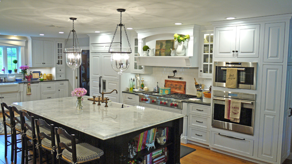 Exempel på ett stort lantligt linjärt kök och matrum, med en rustik diskho, vita skåp, bänkskiva i kvartsit, vitt stänkskydd, stänkskydd i keramik, integrerade vitvaror, mellanmörkt trägolv, en köksö och luckor med upphöjd panel