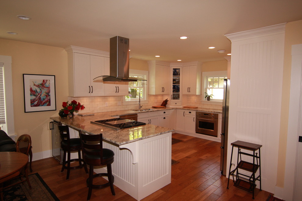 Kitchen - traditional kitchen idea in Vancouver