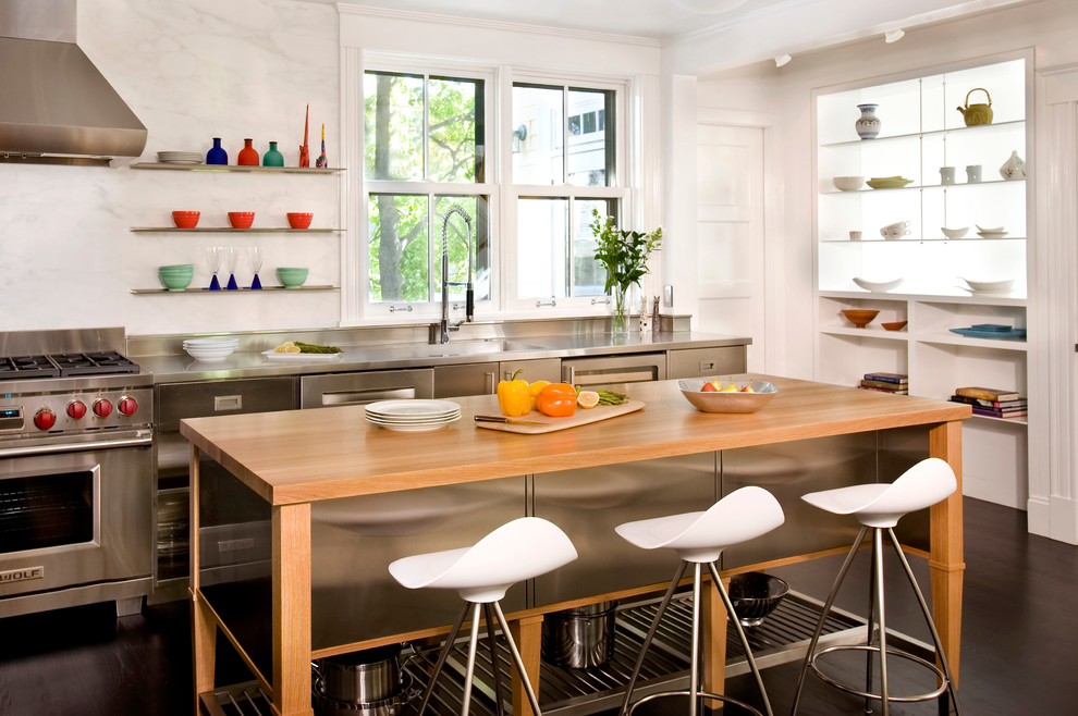 Moderne Küche mit Edelstahlfronten, Edelstahl-Arbeitsplatte, Küchenrückwand in Weiß, Rückwand aus Stein, Küchengeräten aus Edelstahl, integriertem Waschbecken und Kücheninsel in Boston