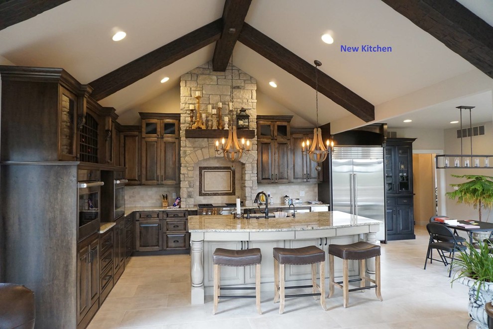 Foto på ett stort eklektiskt kök, med en undermonterad diskho, luckor med upphöjd panel, skåp i mörkt trä, granitbänkskiva, beige stänkskydd, stänkskydd i kalk, rostfria vitvaror, klinkergolv i porslin, en köksö och beiget golv