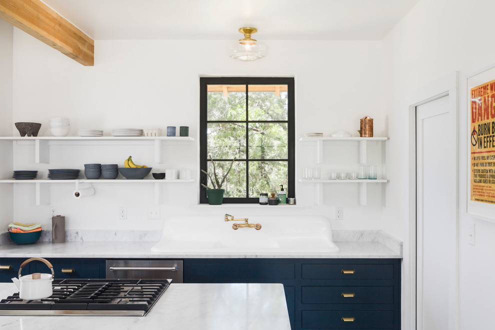 Landhausstil Küche mit flächenbündigen Schrankfronten, Kücheninsel, Einbauwaschbecken, blauen Schränken und Rückwand-Fenster in Austin