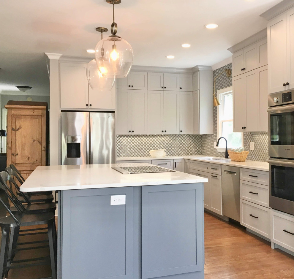 Klassisk inredning av ett mellanstort vit vitt kök, med en undermonterad diskho, skåp i shakerstil, grå skåp, bänkskiva i kvartsit, flerfärgad stänkskydd, stänkskydd i mosaik, rostfria vitvaror, ljust trägolv, en köksö och grönt golv