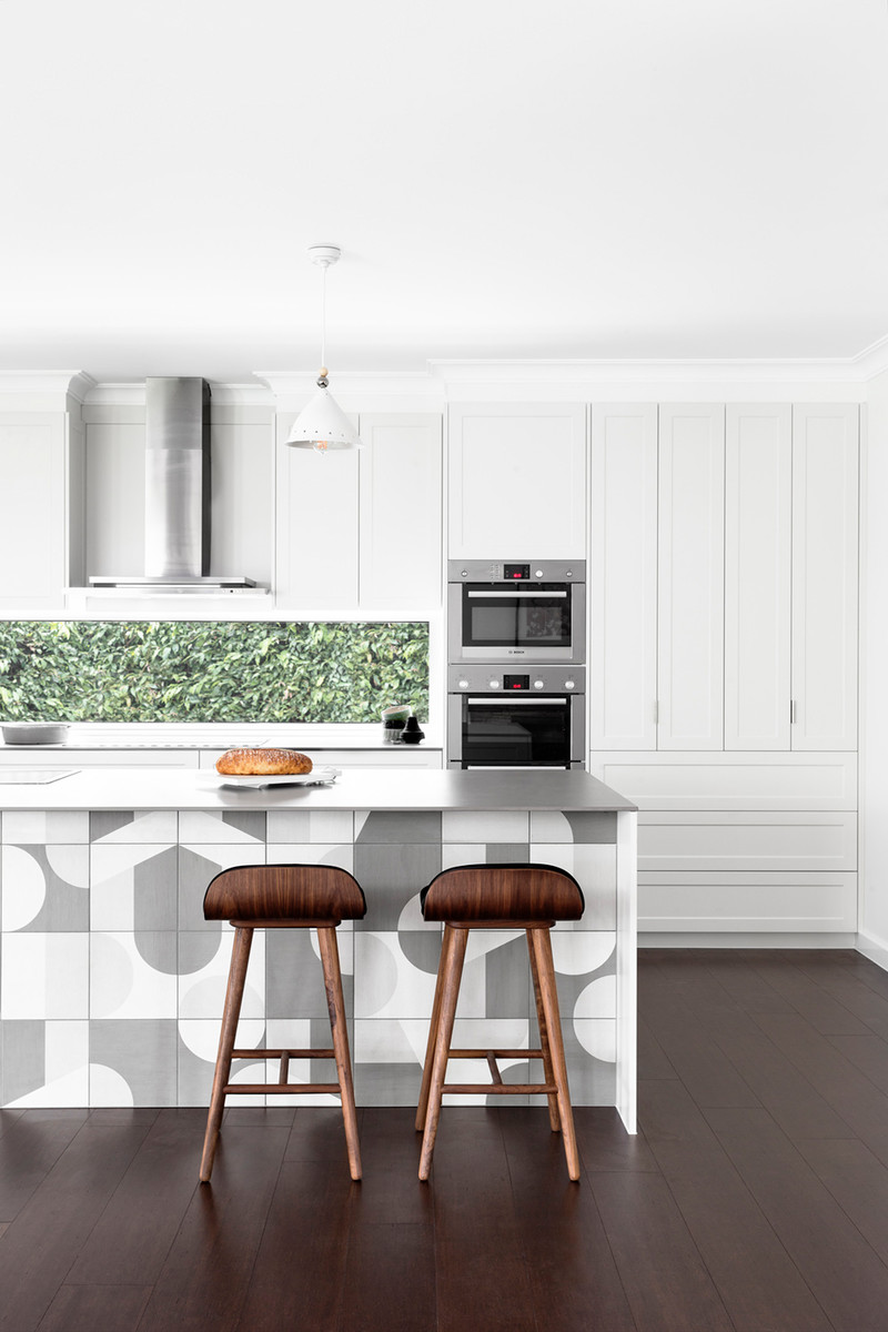Idéer för att renovera ett stort minimalistiskt kök, med en undermonterad diskho, skåp i shakerstil, vita skåp, bänkskiva i kvarts, fönster som stänkskydd, rostfria vitvaror, mörkt trägolv och en köksö