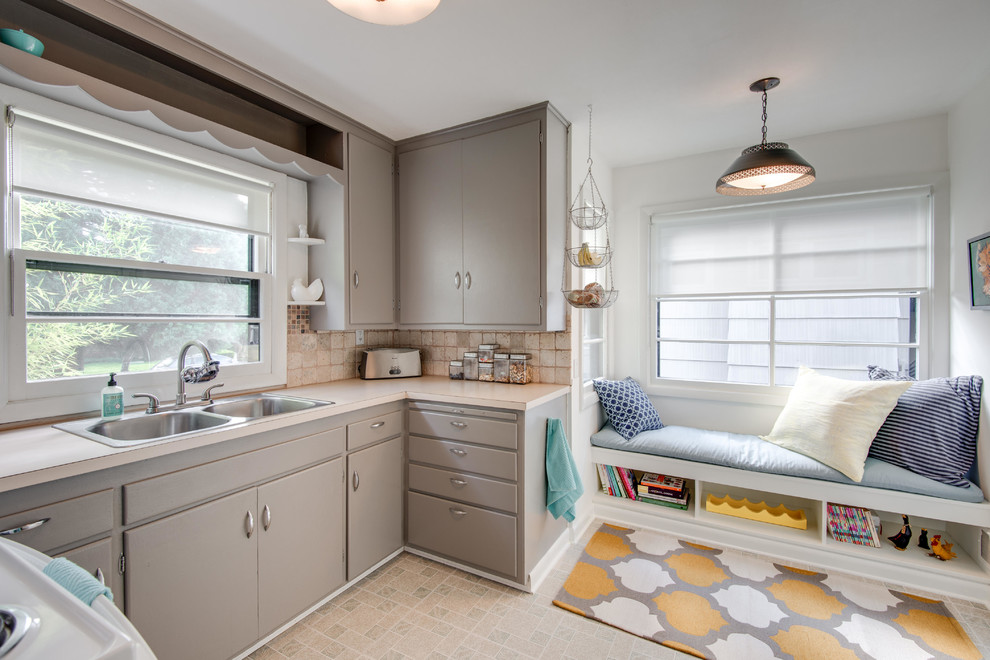 Источник вдохновения для домашнего уюта: кухня в стиле ретро с двойной мойкой, плоскими фасадами, серыми фасадами, бежевым фартуком и окном