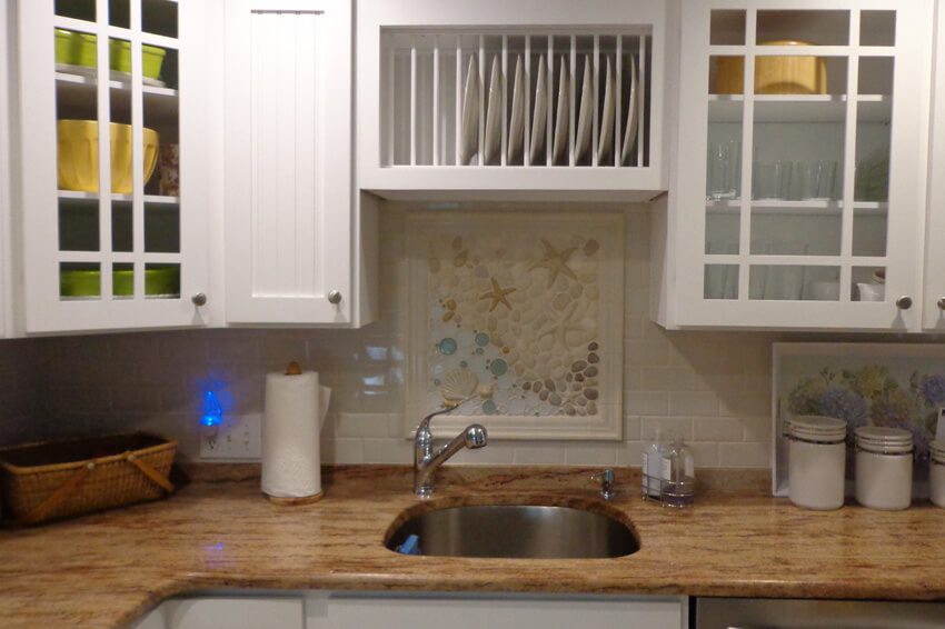 Foto di una cucina stile marino di medie dimensioni con lavello sottopiano, ante a filo, ante bianche, top in marmo, paraspruzzi bianco, paraspruzzi con piastrelle a mosaico e elettrodomestici in acciaio inossidabile