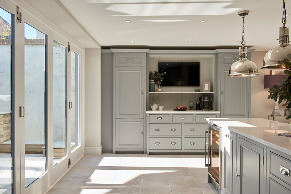 Diseño de cocina clásica renovada con armarios con paneles empotrados, puertas de armario grises, electrodomésticos de acero inoxidable, suelo beige y encimeras beige